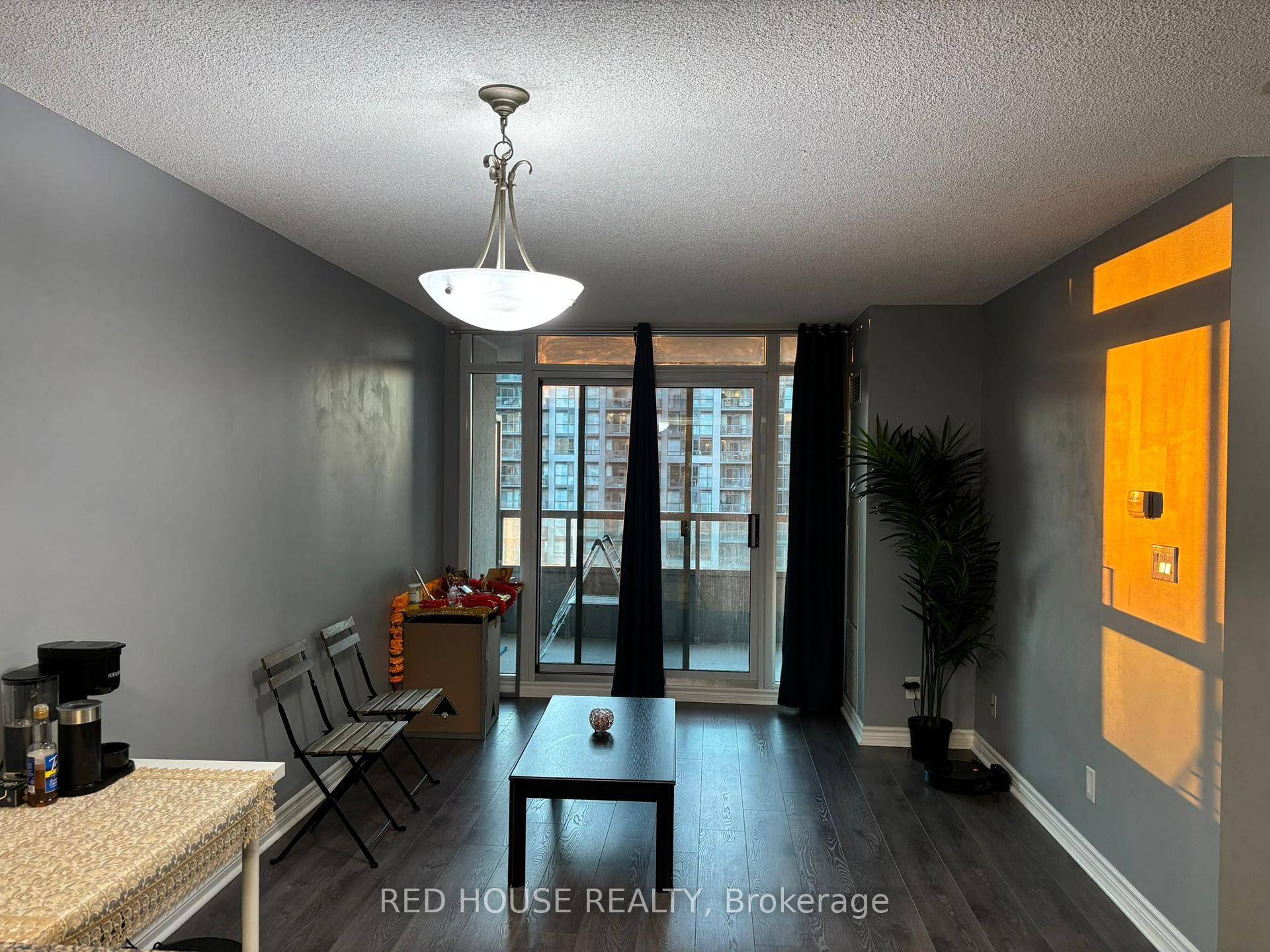 Step into Unit 2003 at Universal Condominiums a bright and spacious 2 bedroom suite offering over 800 sq.