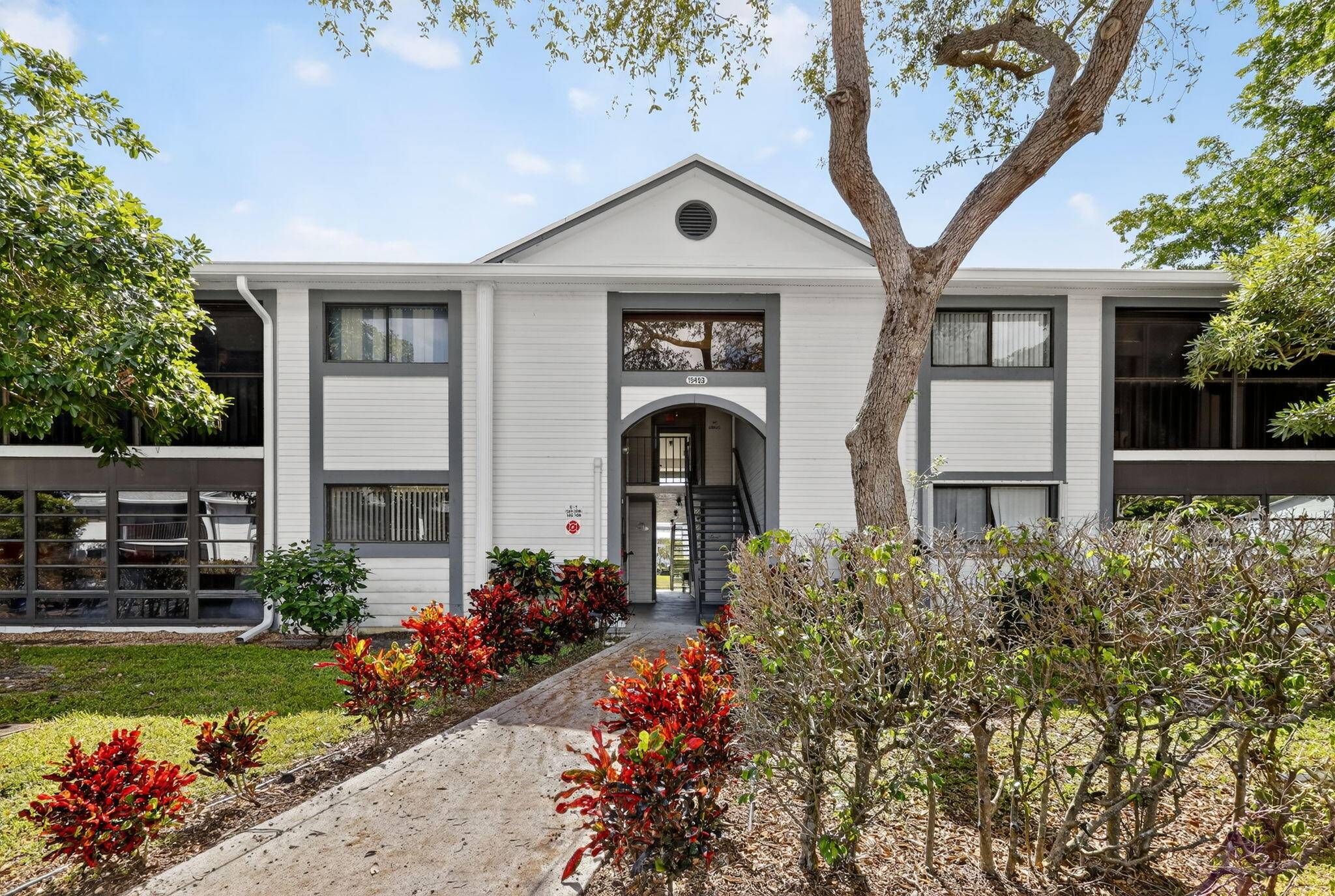 Immaculate, move in ready 2 bed, 2 bath condo approx.