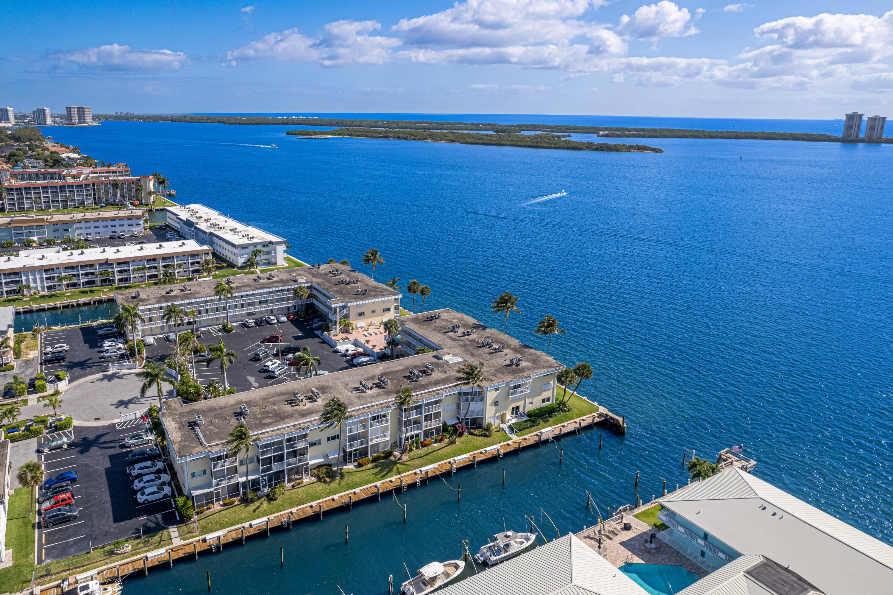 INTRACOASTAL BOATERS PARADISE AWAITS !