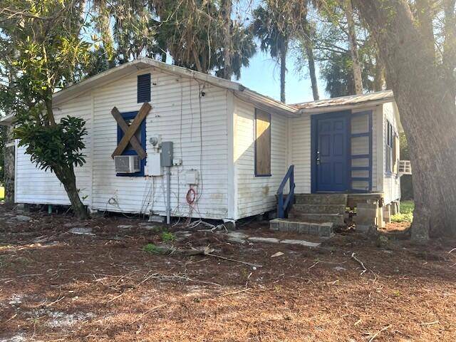 This 2 bedroom 1 bath home would be a great income producing property located on the main highway through town and is directly across from Lake Okeechobee.