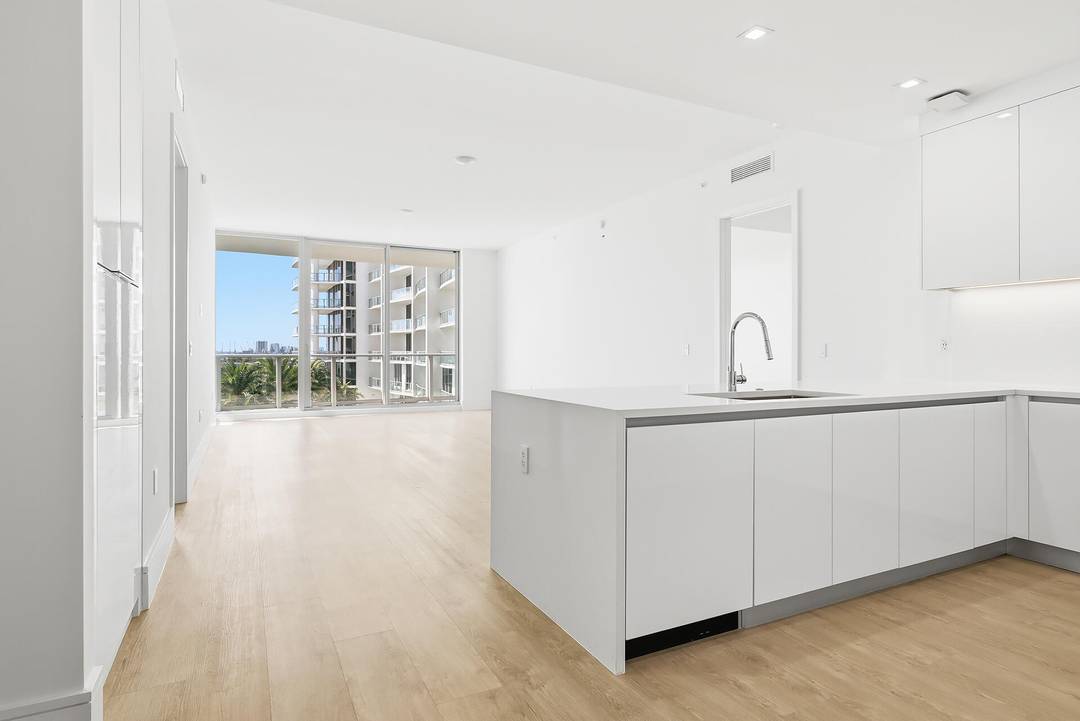 Experience waterfront living at the new Nautilus 220.