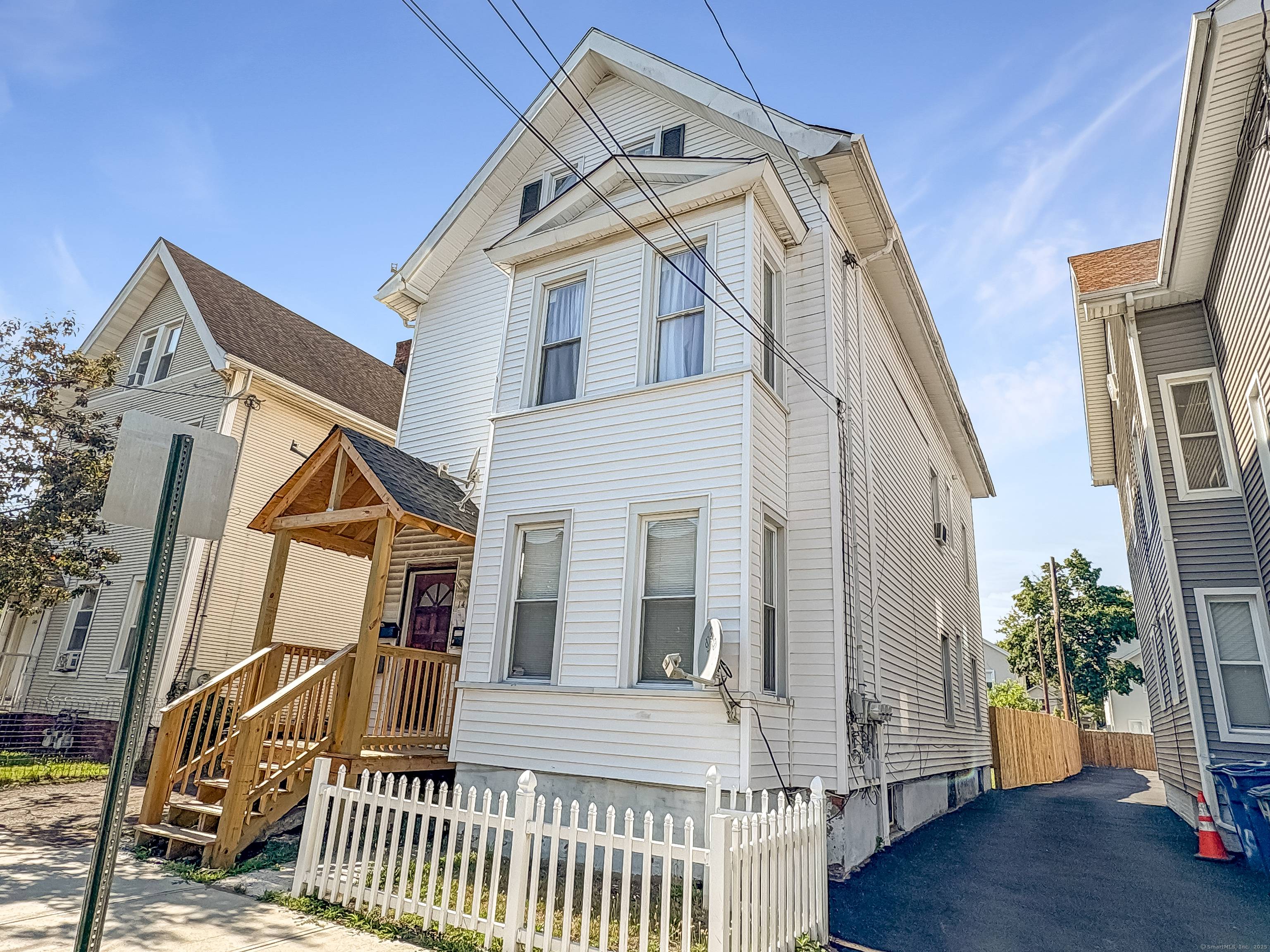 Do not miss this modern, 3 unit house in good condition convenient to downtown New Haven.