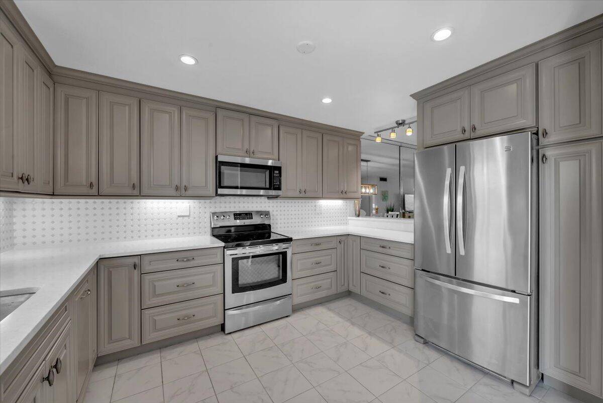 Ideally located directly between the turquoise waters of the Atlantic Ocean and the Intracoastal Waterway !