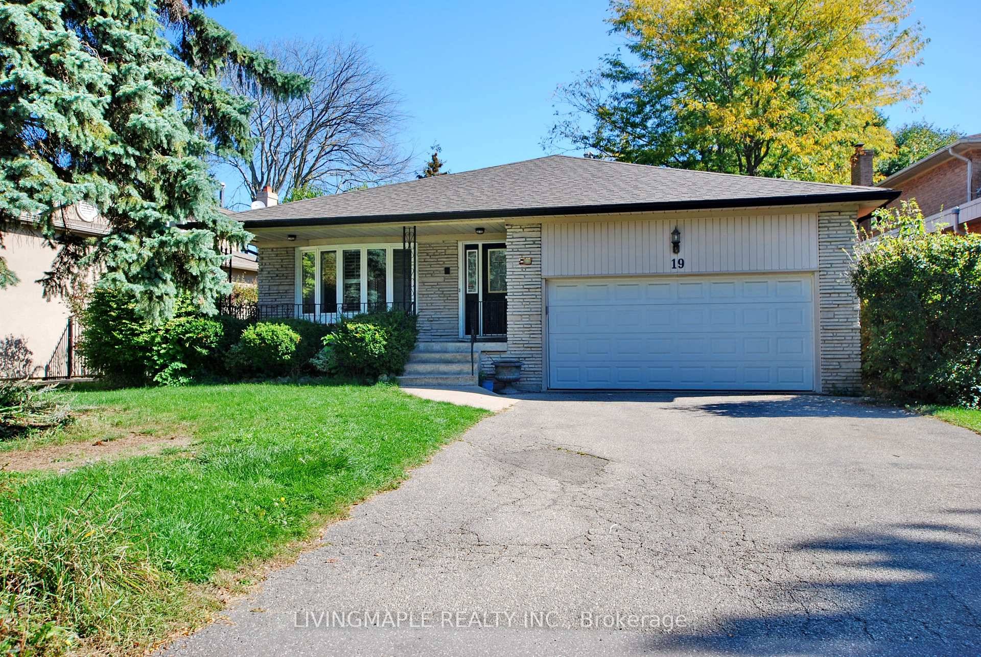 This well maintained and spacious home is located in the desirable Bayview Glen area, within the St.