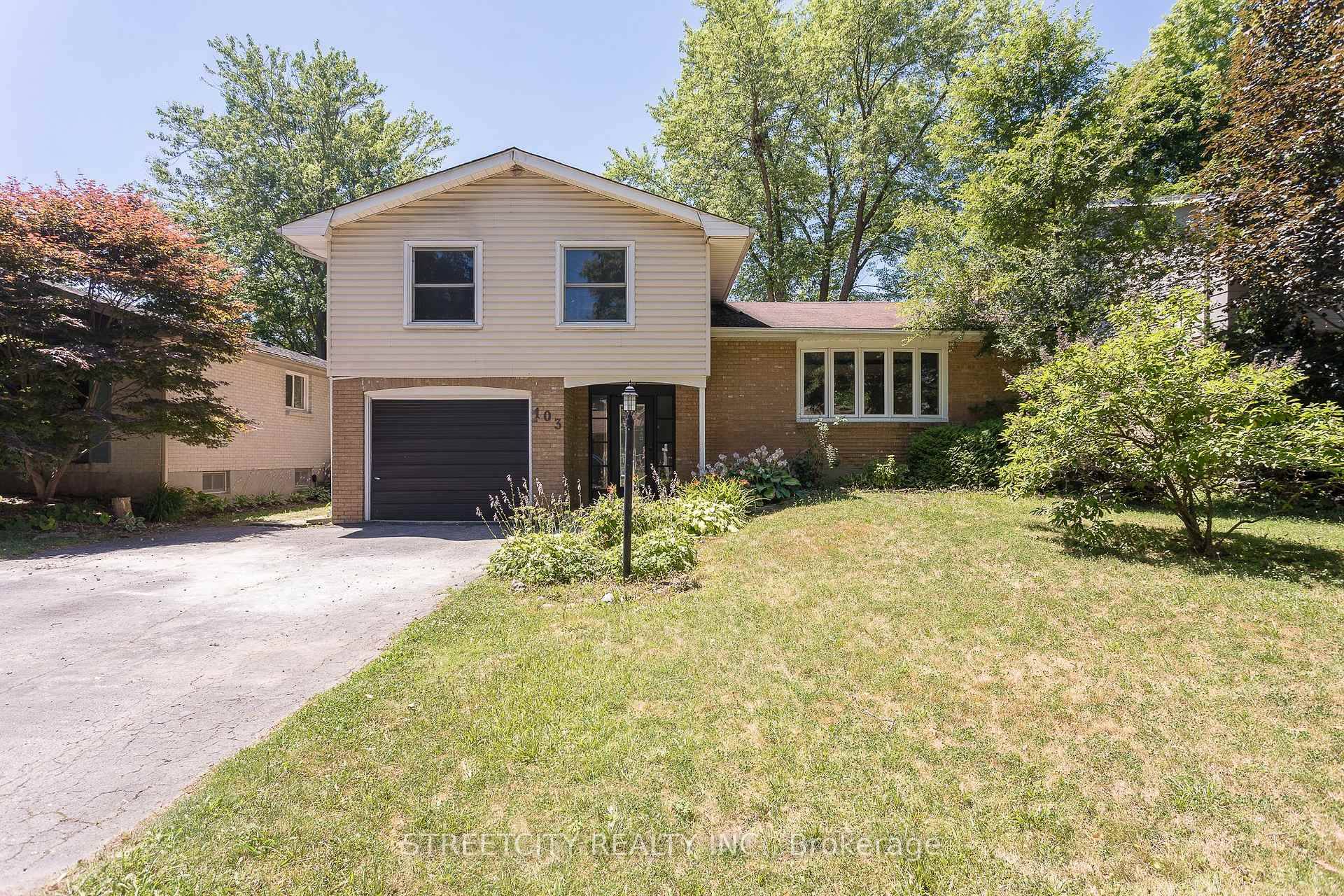 Welcome to 103 Friars Way, London, Ontario A Spacious Family Gem in a Prime Location !