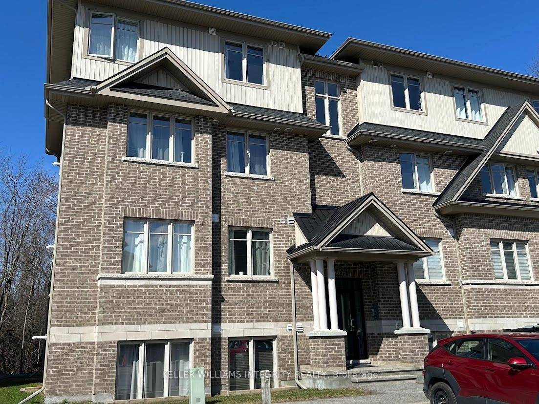 Welcome to this stylish 2 bedroom 2 full bathroom condo unit in the desirable Riverside South, with no rear neighbour !
