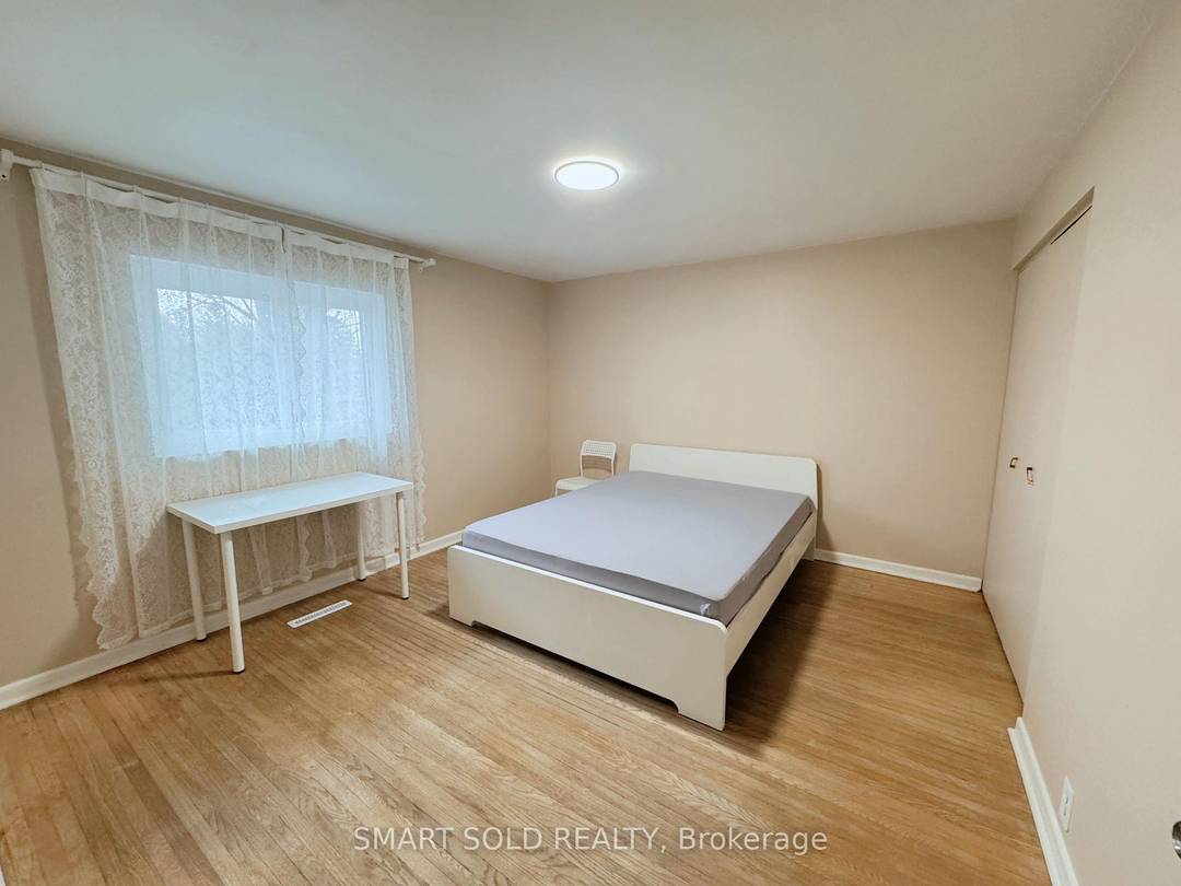 Welcome to this beautiful, spacious detached house with 3 bedrooms on the second floor.