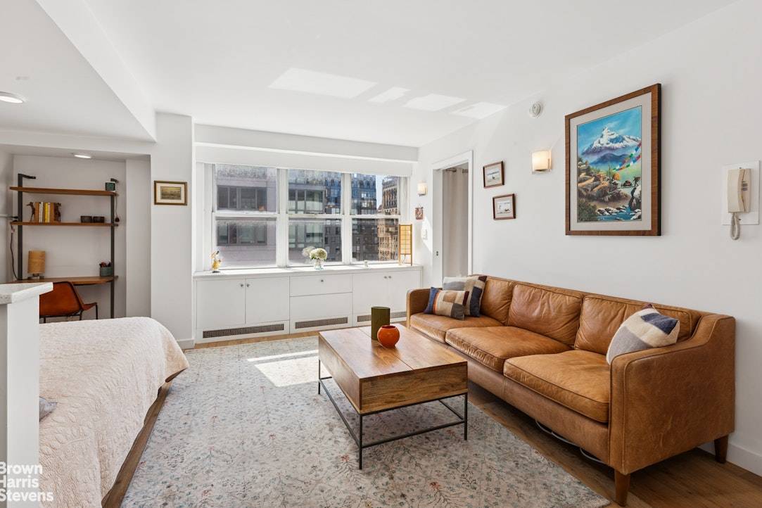 Perfect Pied à Terre Sun filled corner studio with sweeping south and west city views ideal for watching the sunset.