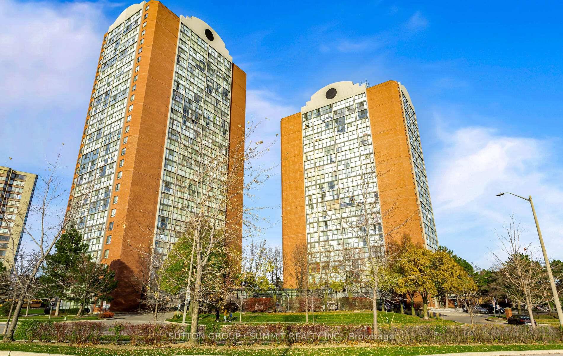 Stunning 2 Bedroom, 2 Full Washroom, Fully Renovated Condo Located In The Heart Of Mississauga.