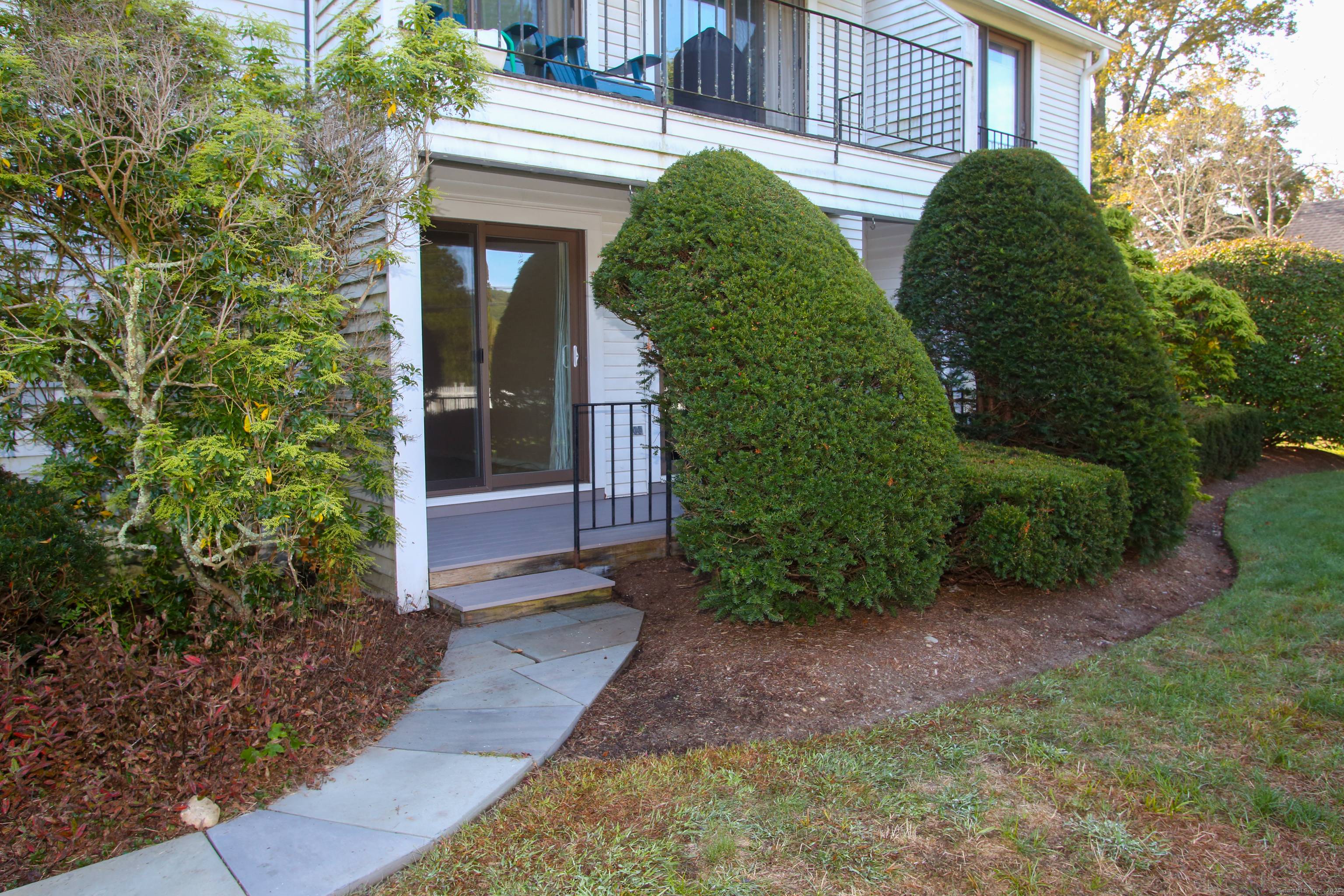 This inviting 2 bedroom condo is just steps from shopping, restaurants, and Kent's charming sidewalks perfect for an afternoon stroll through the village.
