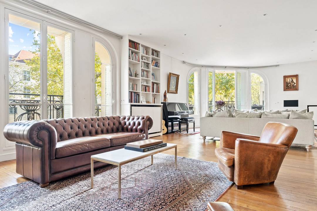 Spacious 6-Room Apartment in Grenelle, Paris 15th