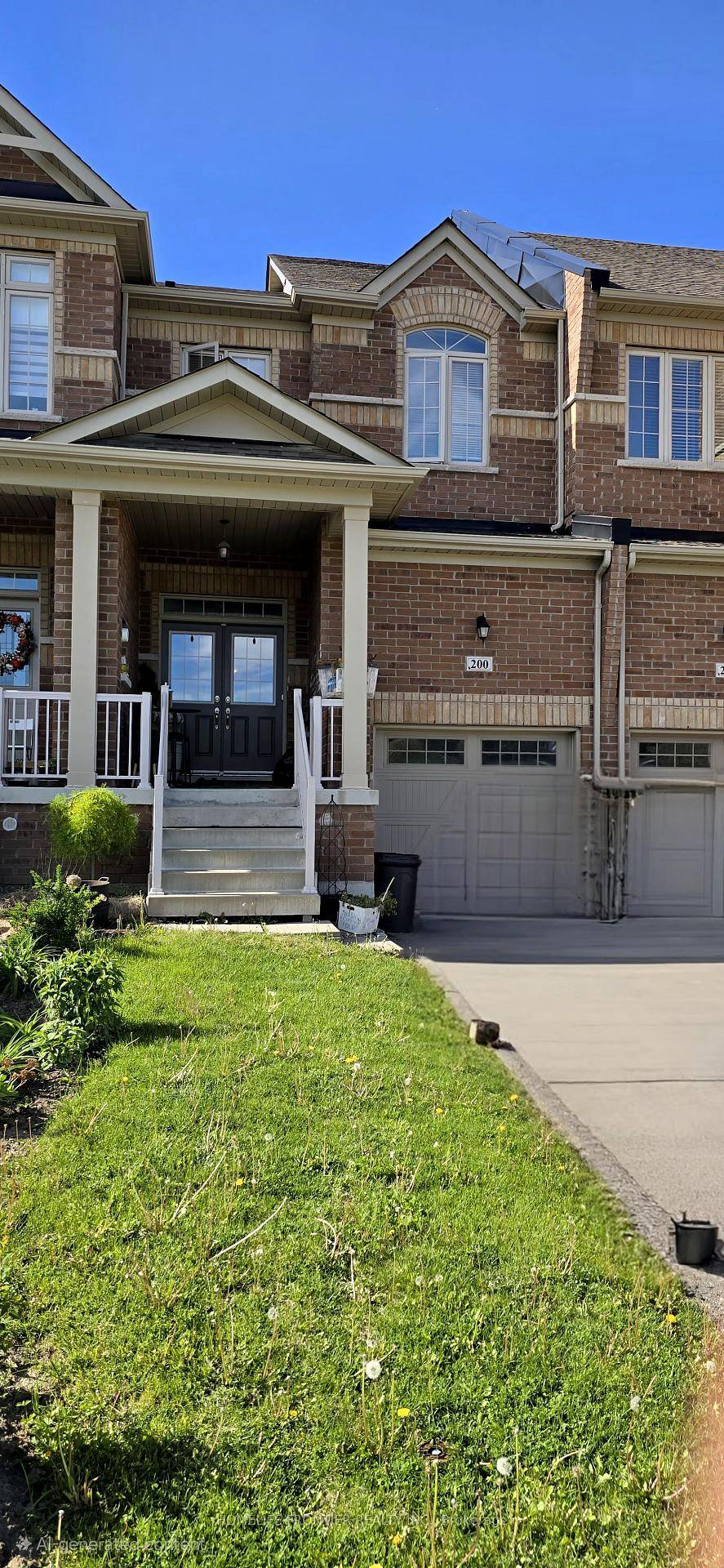 Amazing area, Modern Townhouse in Leslie amp ; St John's Area, Aurora Trails Community.