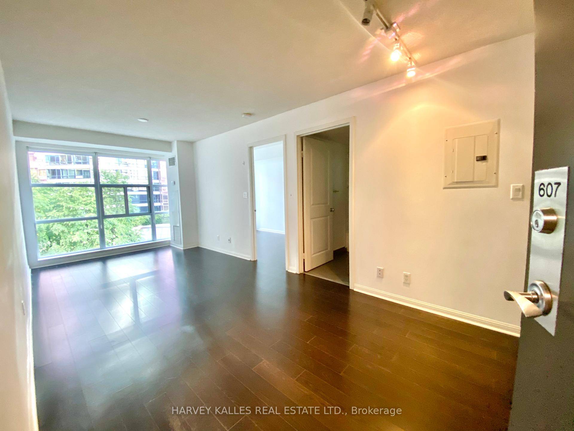 Bright And Spacious One Bedroom Suite In Boutique Building In Prime Location Right Off Of Yonge St.