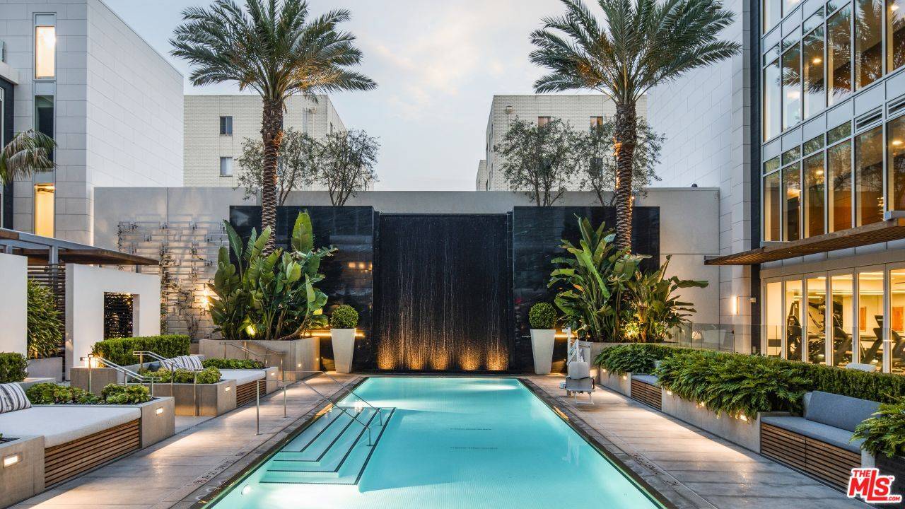 9000  W 3RD ST LA