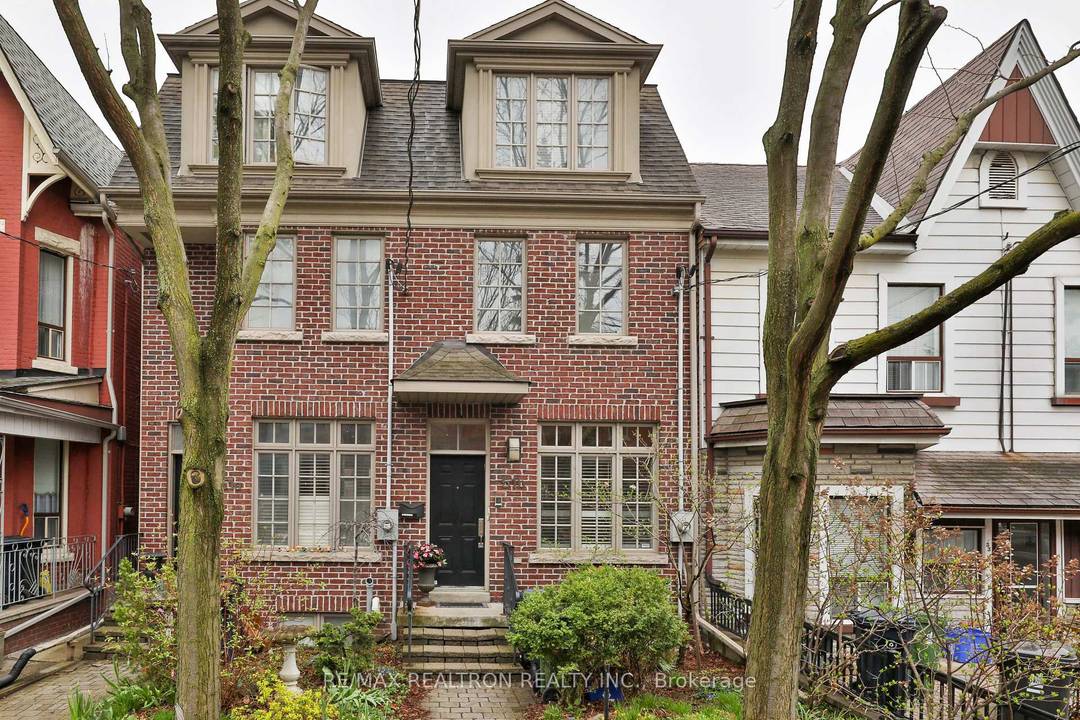 Welcome to 51b Foxley ! This beautifully designed 3 Storey home has 3 2 bedrooms, 5 bathrooms and is located in the heart of Ossington Village.