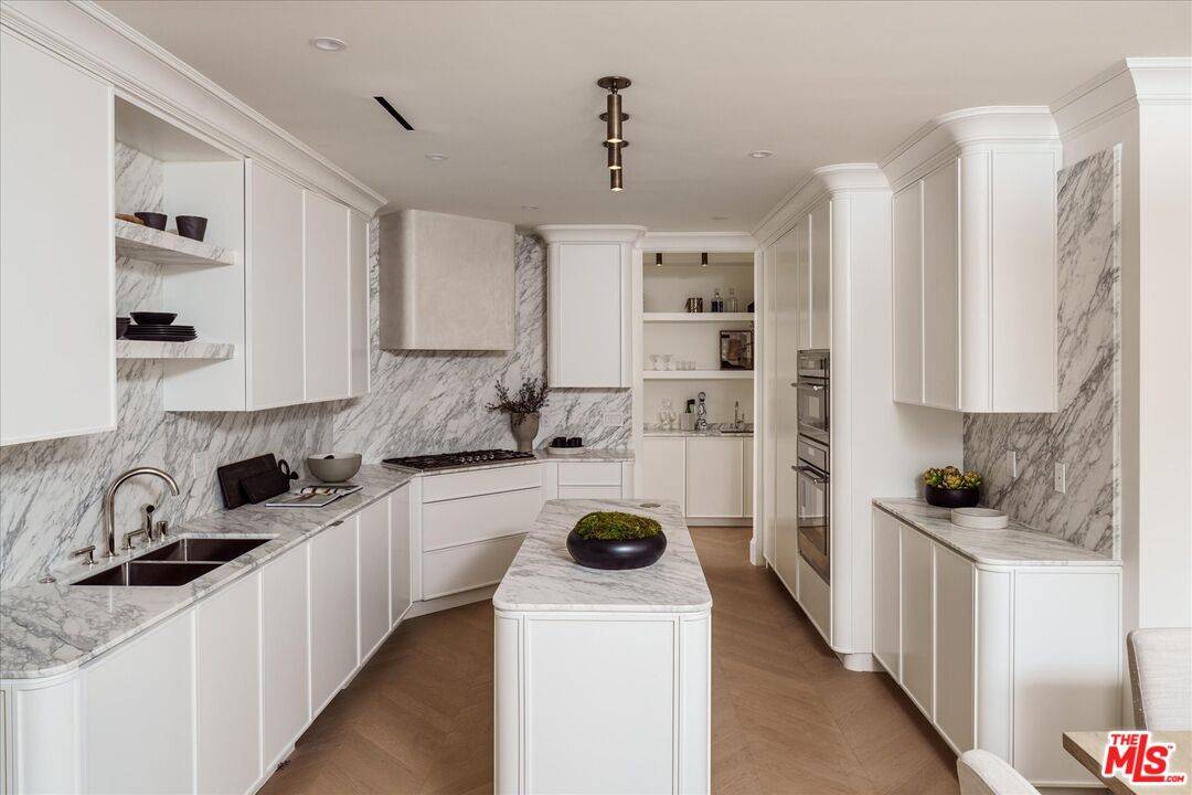 10122 Empyrean Way 2BR Beverlywood La