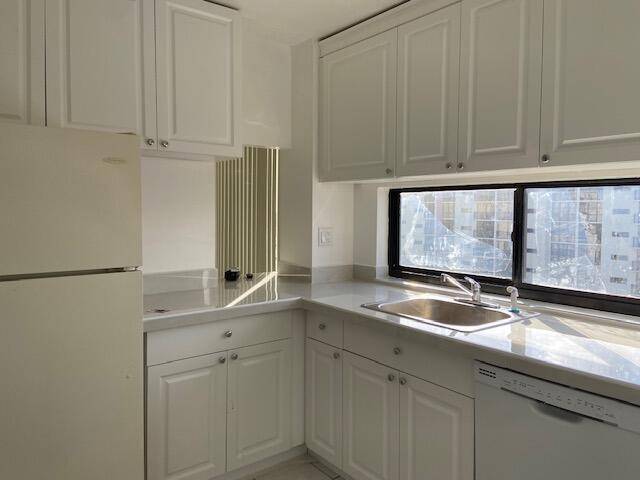Well kept condo, located at the great gated community with a bunch of amenities and A school district in a beautiful Sunny Isles Beach.