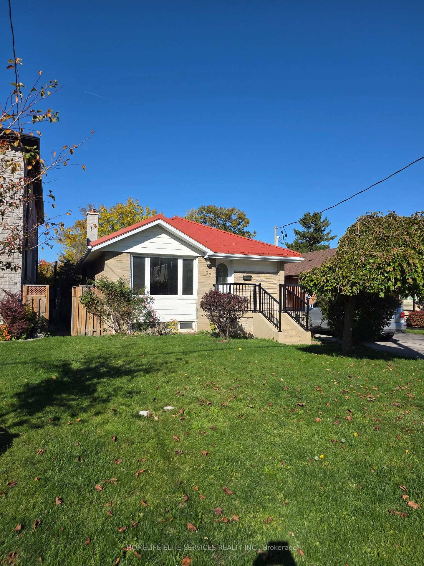 Spacious And Solidly Built Bungalow In The Highly Sought After Wexford Maryvale Area !