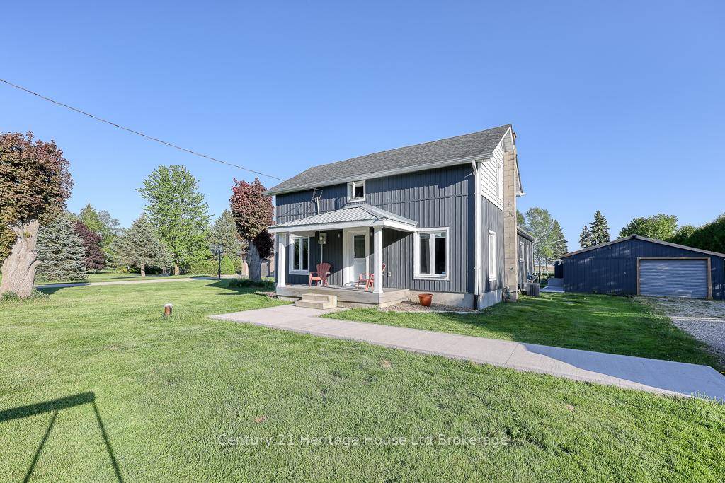 Charming and extensively updated 2 bedroom home, just 5 minutes from Tillsonburg !