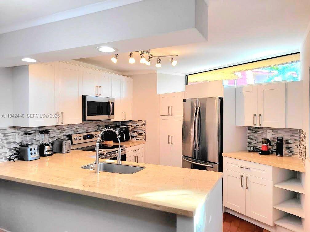 Beautiful and Spacious Townhouse located in the community of Boca Rio North.