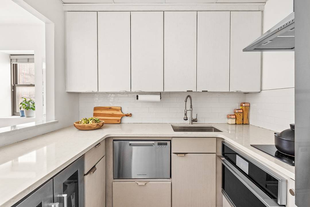 ALL OPEN HOUSES ARE BY APPOINTMENT ONLY Residence 15 A at the Wallace Building offers a rare combination of light, scale, and storage in the heart of the Financial District.