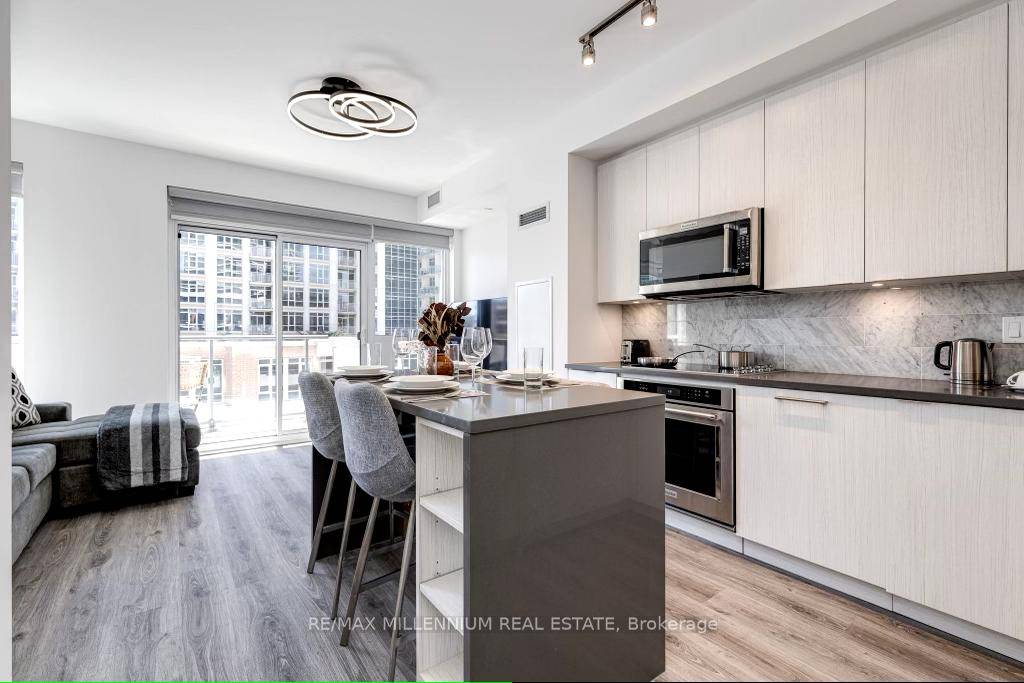 Great Opportunity to Rent a Fully Furnished unit 1 Bed Den 610 Sqft at the Fortune condo.