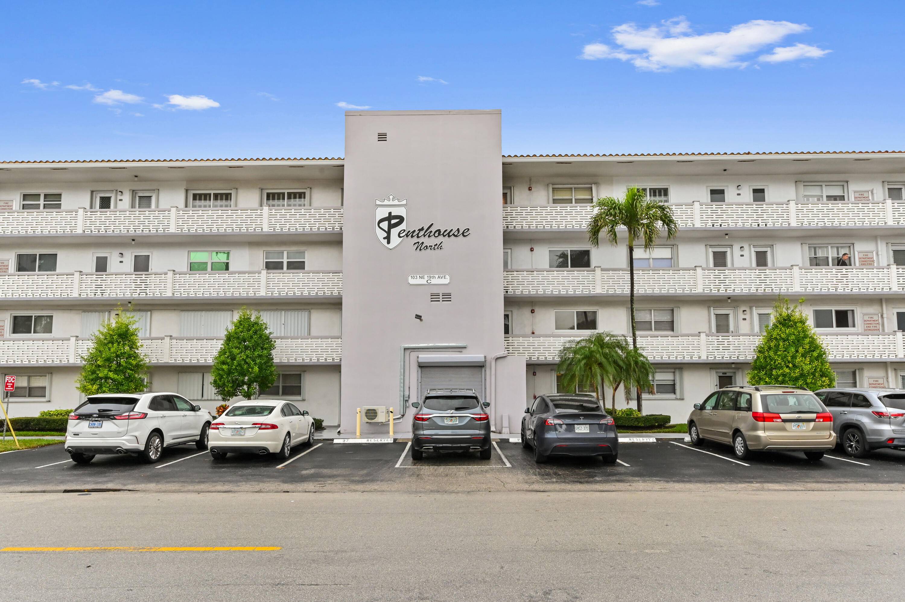 This charming 2 bedroom, 2 bathroom condo offers the ideal first floor, entry level living in the desirable Penthouse North Condominiums 55 community.