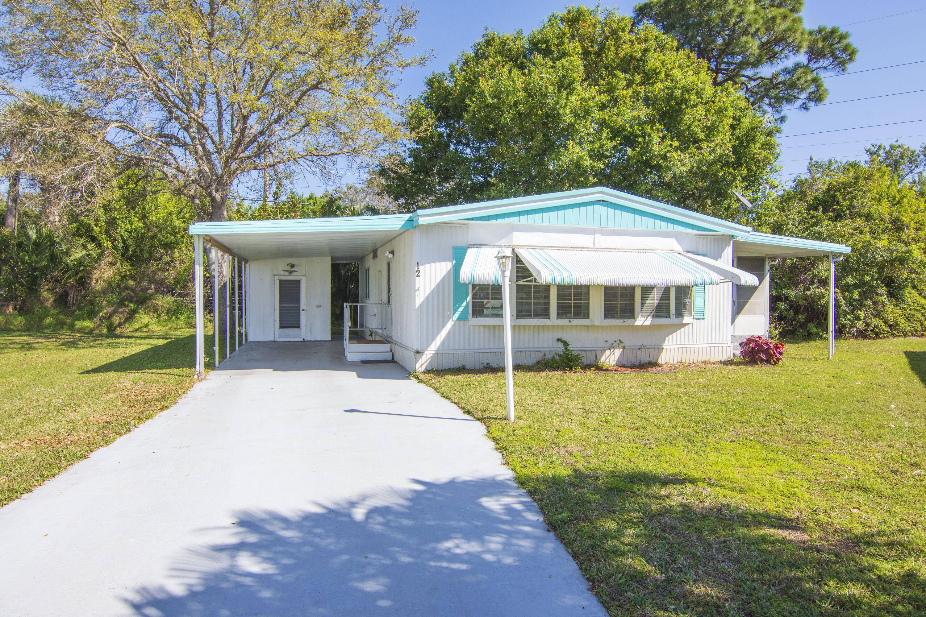 Cozy 2 2 home located un the active 55 Community of Spanish Lakes Riverfront.