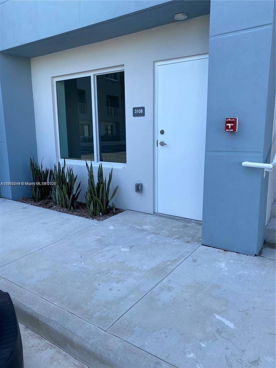 Beautiful 3bedroom residence located in the desirable community of Aventura Village !