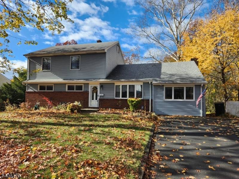 Attention buyers looking to update a spacious 2, 128 sf 4 BR 3 Full bth Colonial Expanded Ranch style home builders looking to build new home, this is the perfect ...