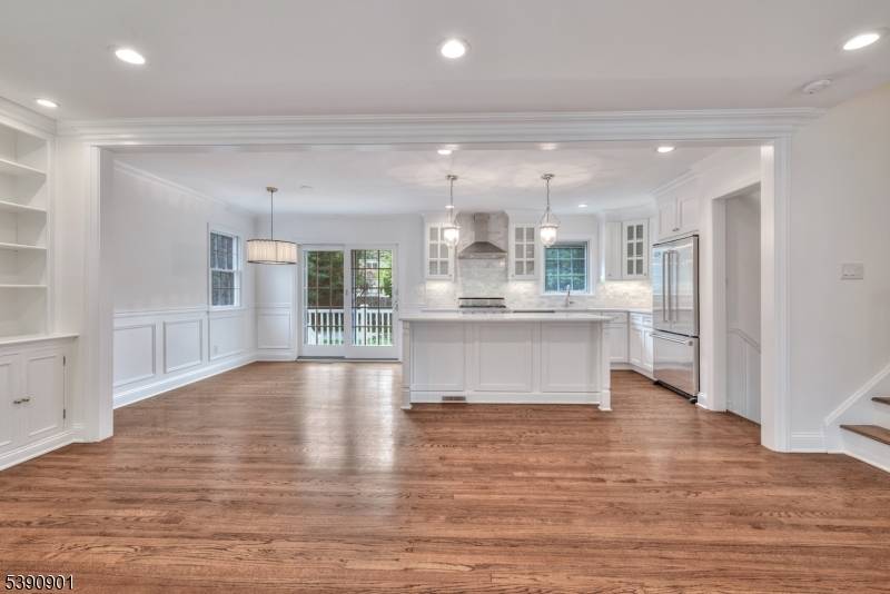 Welcome to 48 Oak Drive, located in one for the most desirable ares of Roseland !