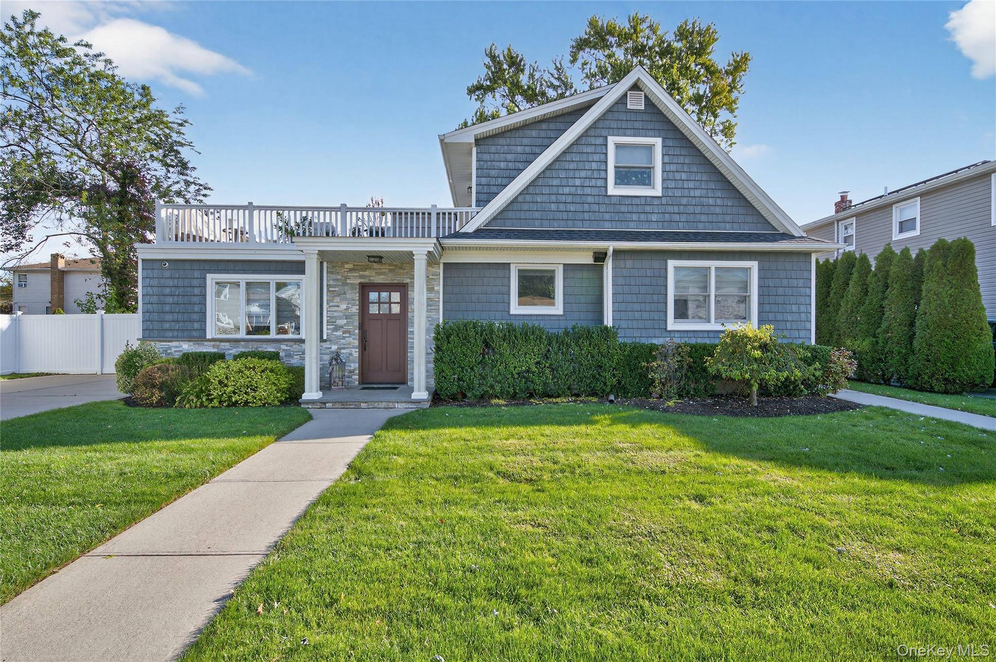Carle Place Schools ! Amazing 2 bedrooms apartment in 2 Family home with great features.