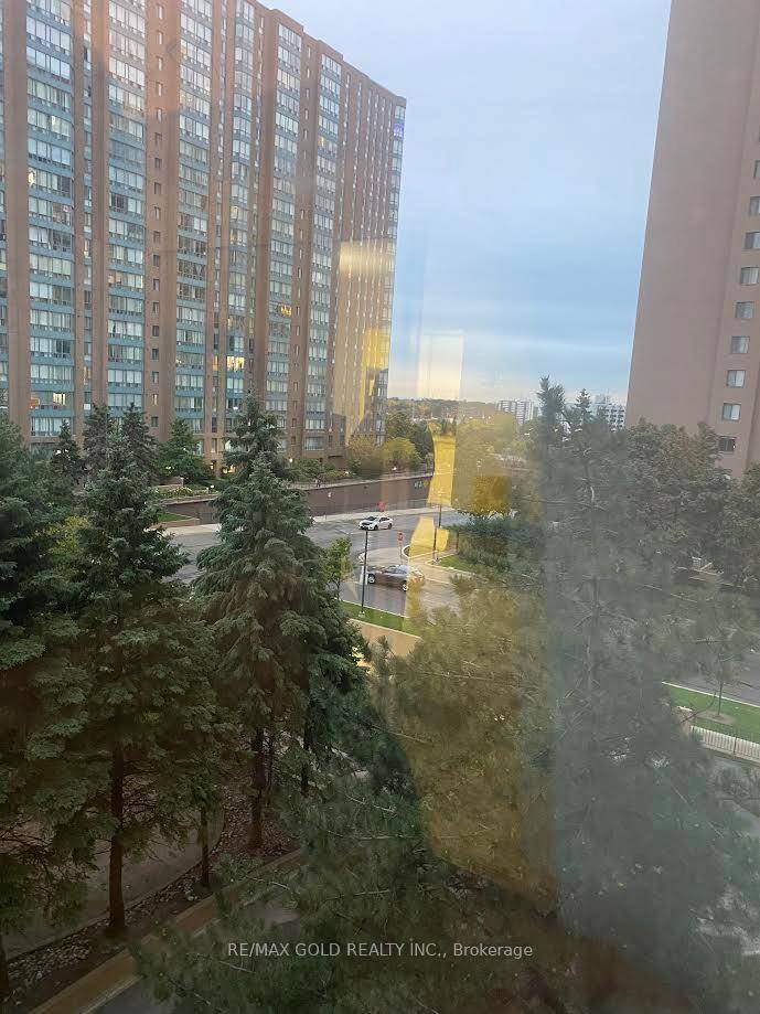 135 Hillcrest Avenue 502, Mississauga, ON L5B 4B1