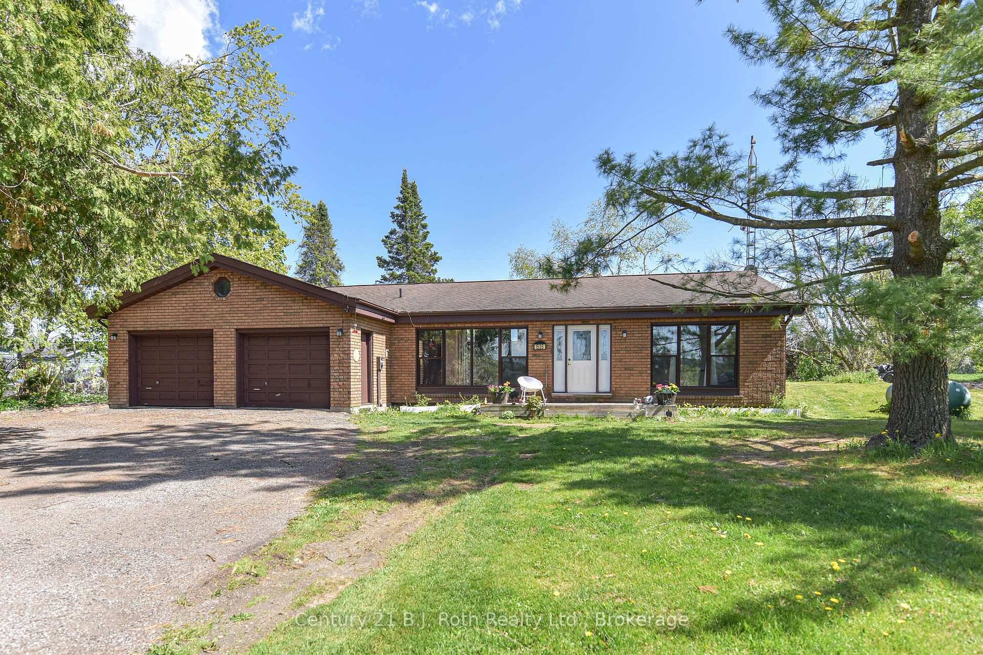 Welcome to your perfect blend of peaceful country charm and commuter friendly convenience !