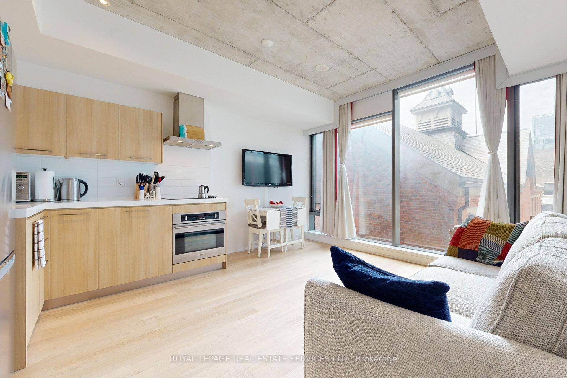 Impeccably maintained 1 bedroom with a locker at the desirable Fashion House in the heart of King West.