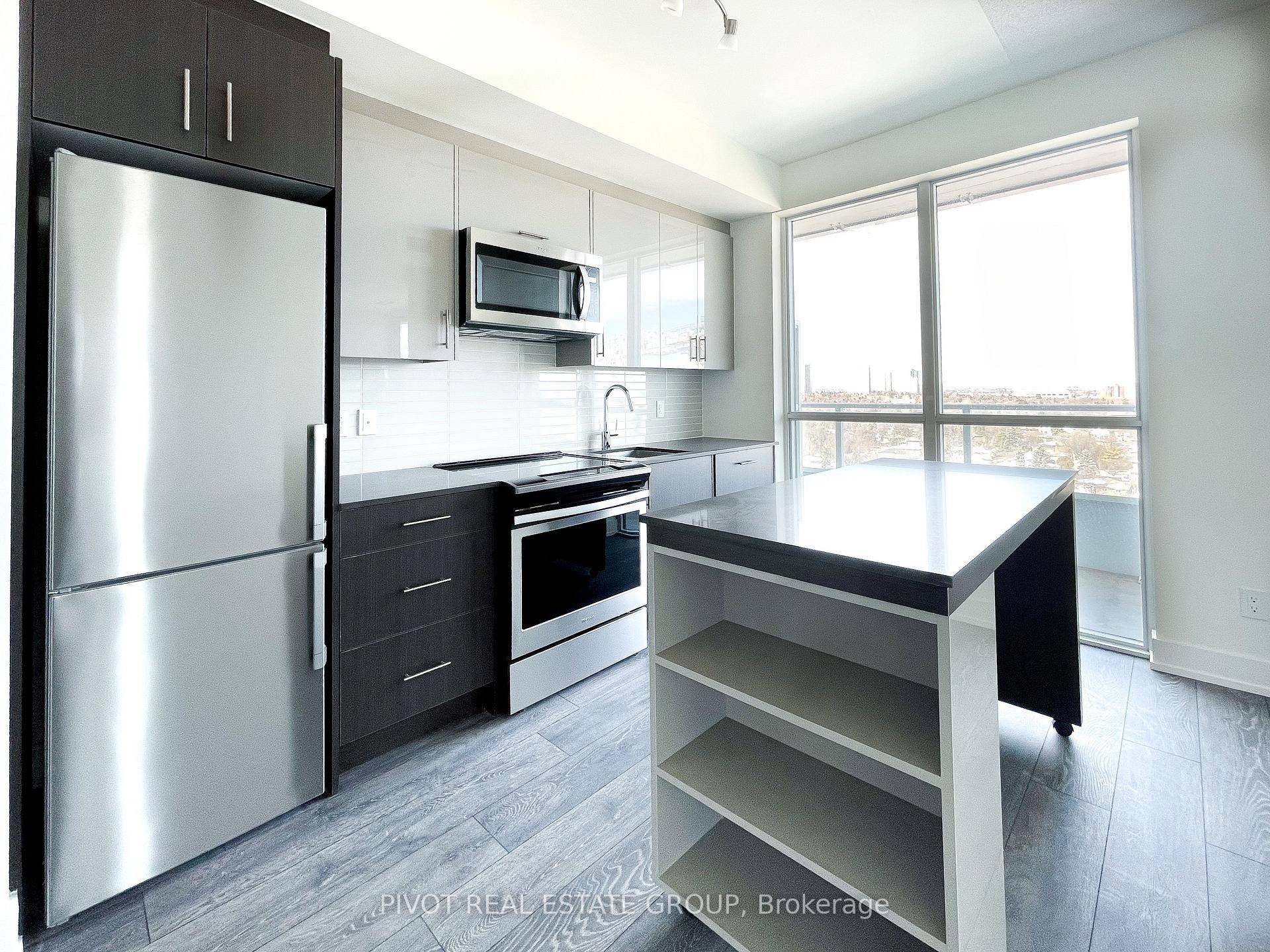 Bright and spacious 2 bedcoom condo with stunning northeast views.