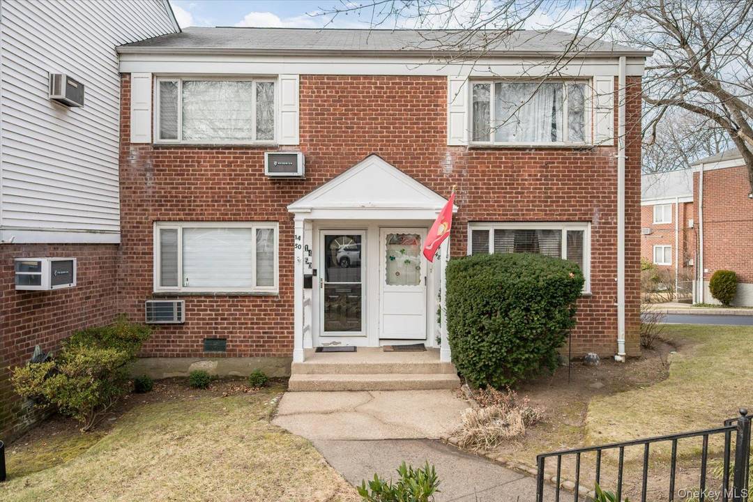 Welcome home to this recently renovated, duplex style unit located in the heart of Bayside.