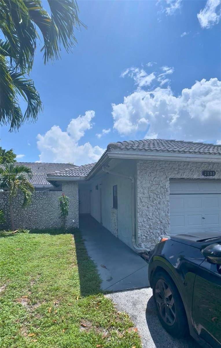 Opportunity knocks for serene living in the Neighborhood of Westchester with this spacious half duplex in the heart of Coral Springs !