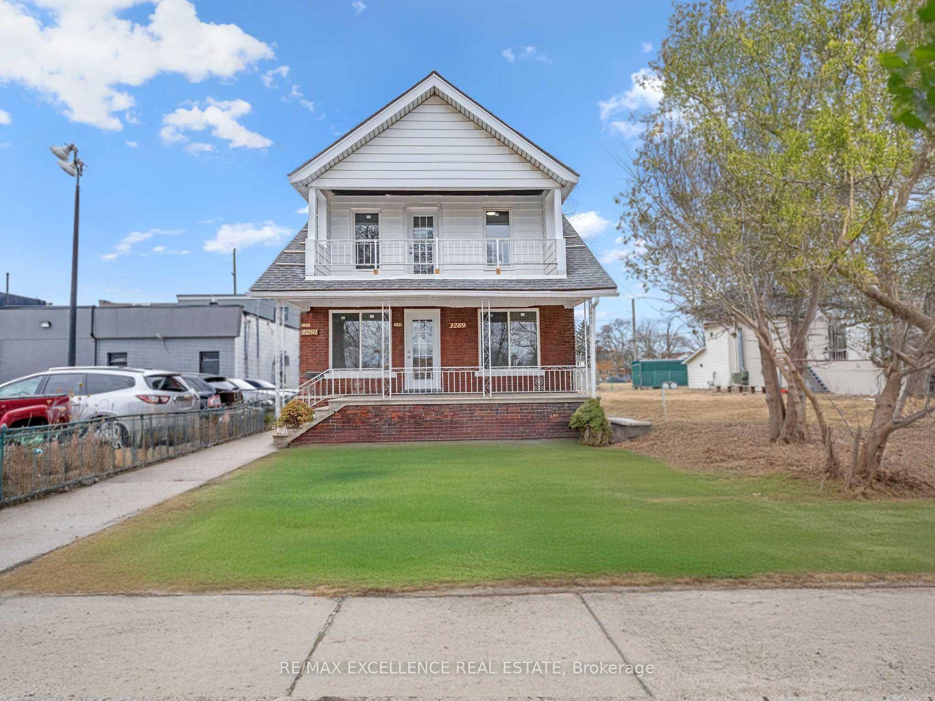 4 separate units Legal Duplex with additional 2 units in the basement.