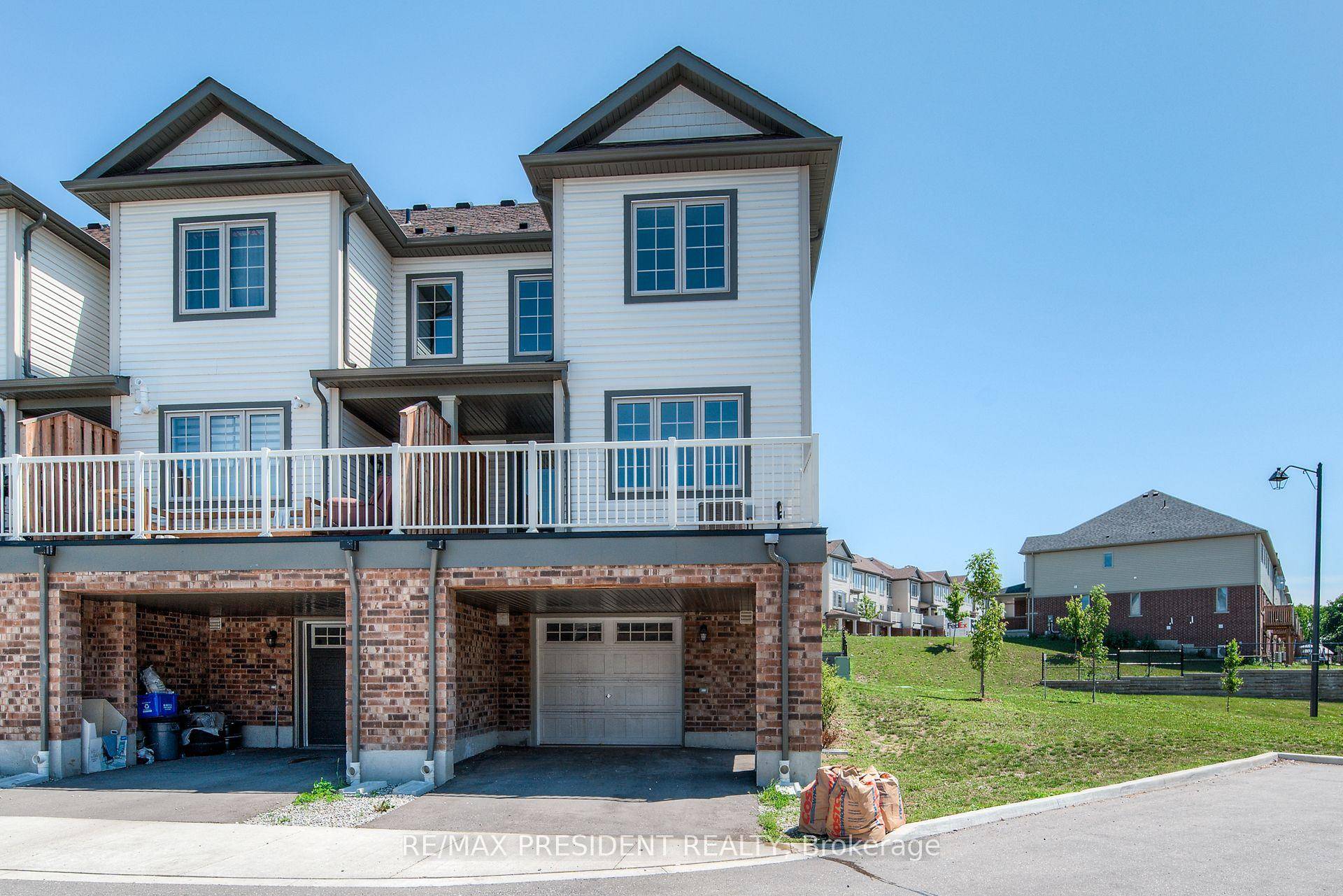 Beautiful 4 Bed, 4 Bath End Unit for Lease !