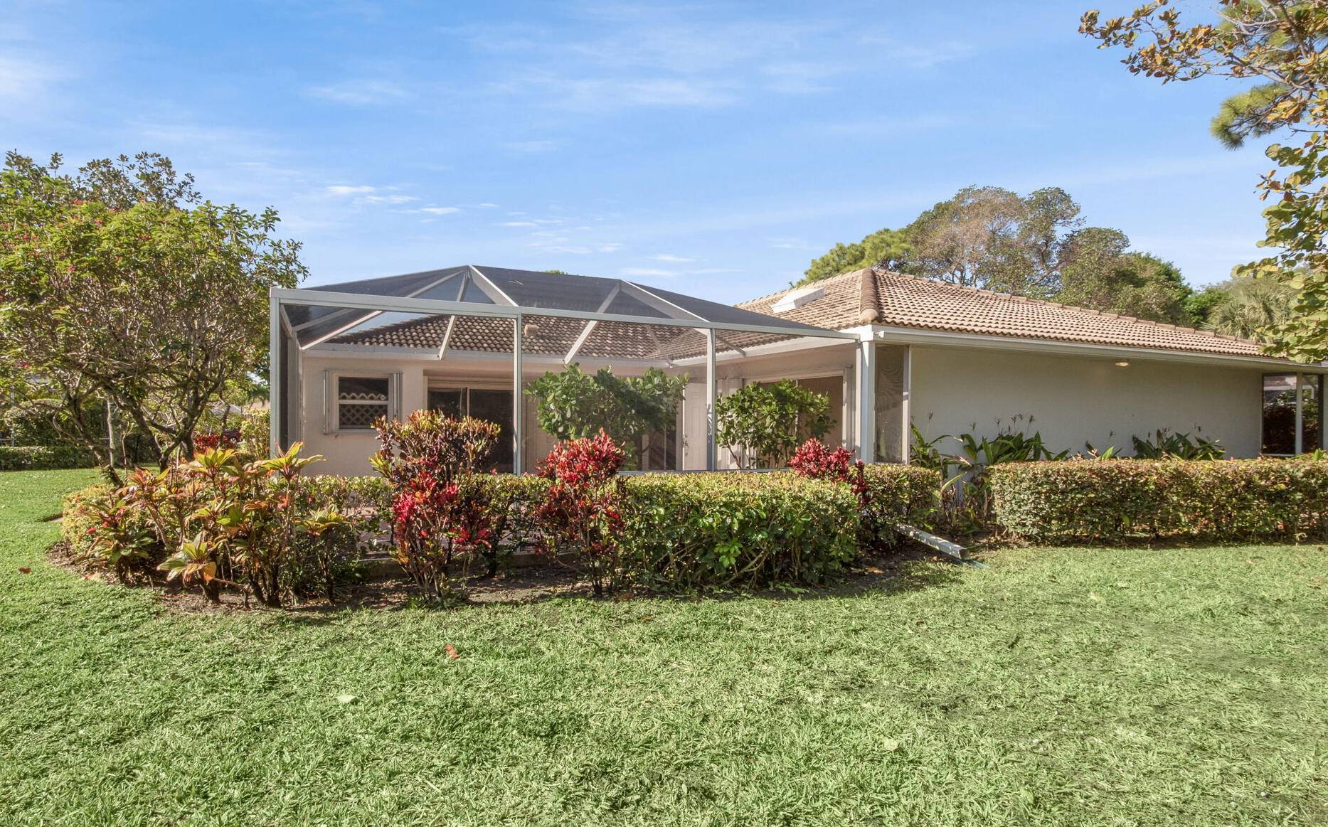 Spacious single story Palm Beach Gardens townhome with a northern exposure on the patio which faces the greenway and a split floorplan.