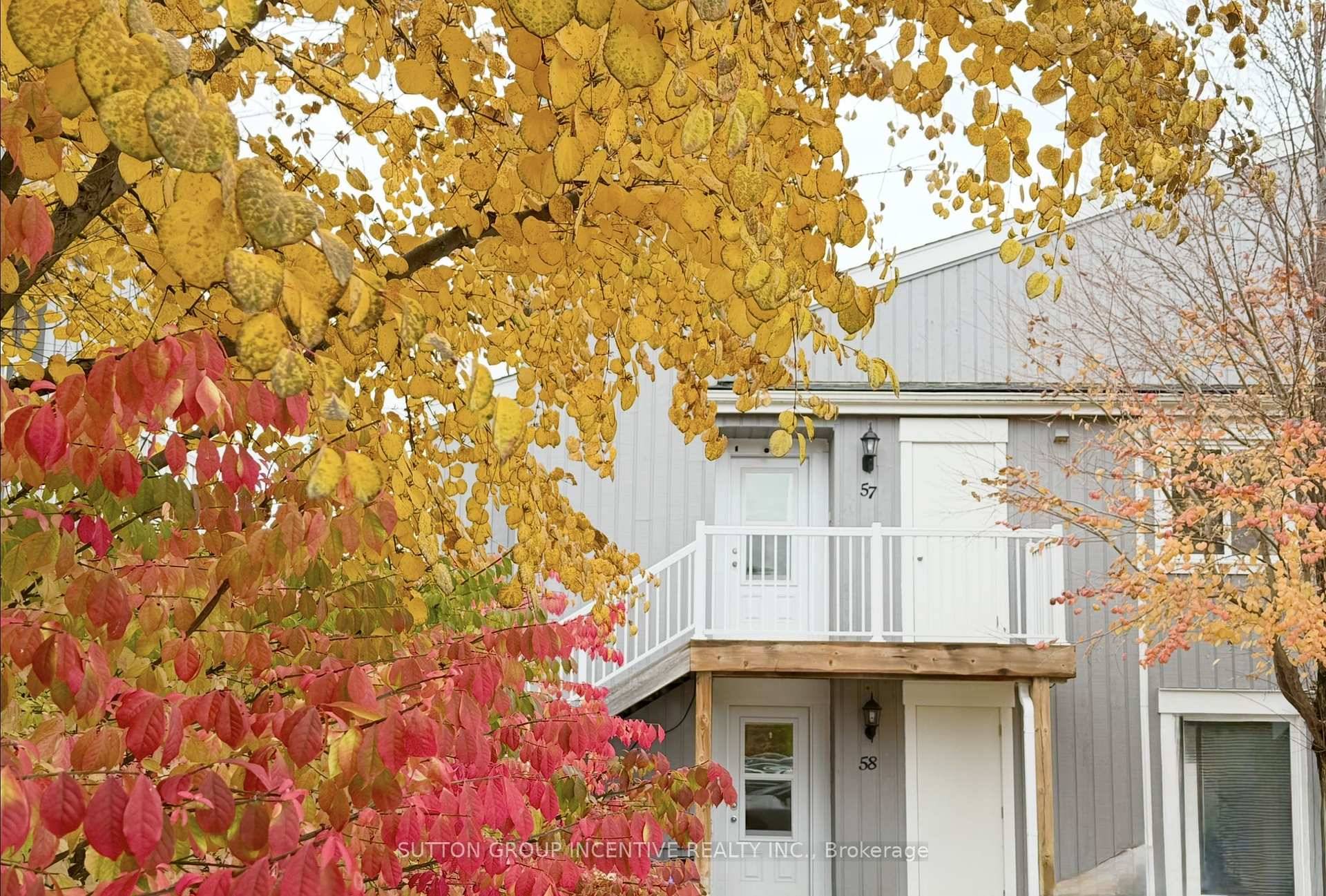 BRIGHT UPPER UNIT IN GLEN II CRANBERRY VILLAGE.