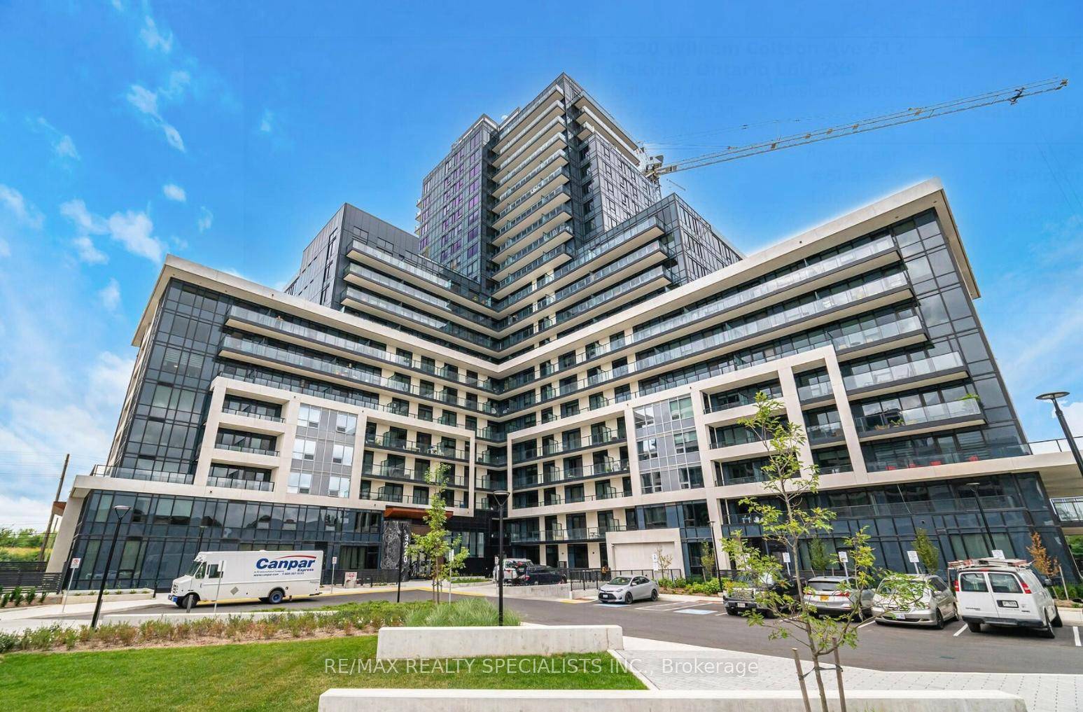 Prime Oakville Location. The Unit is Almost Brand New !