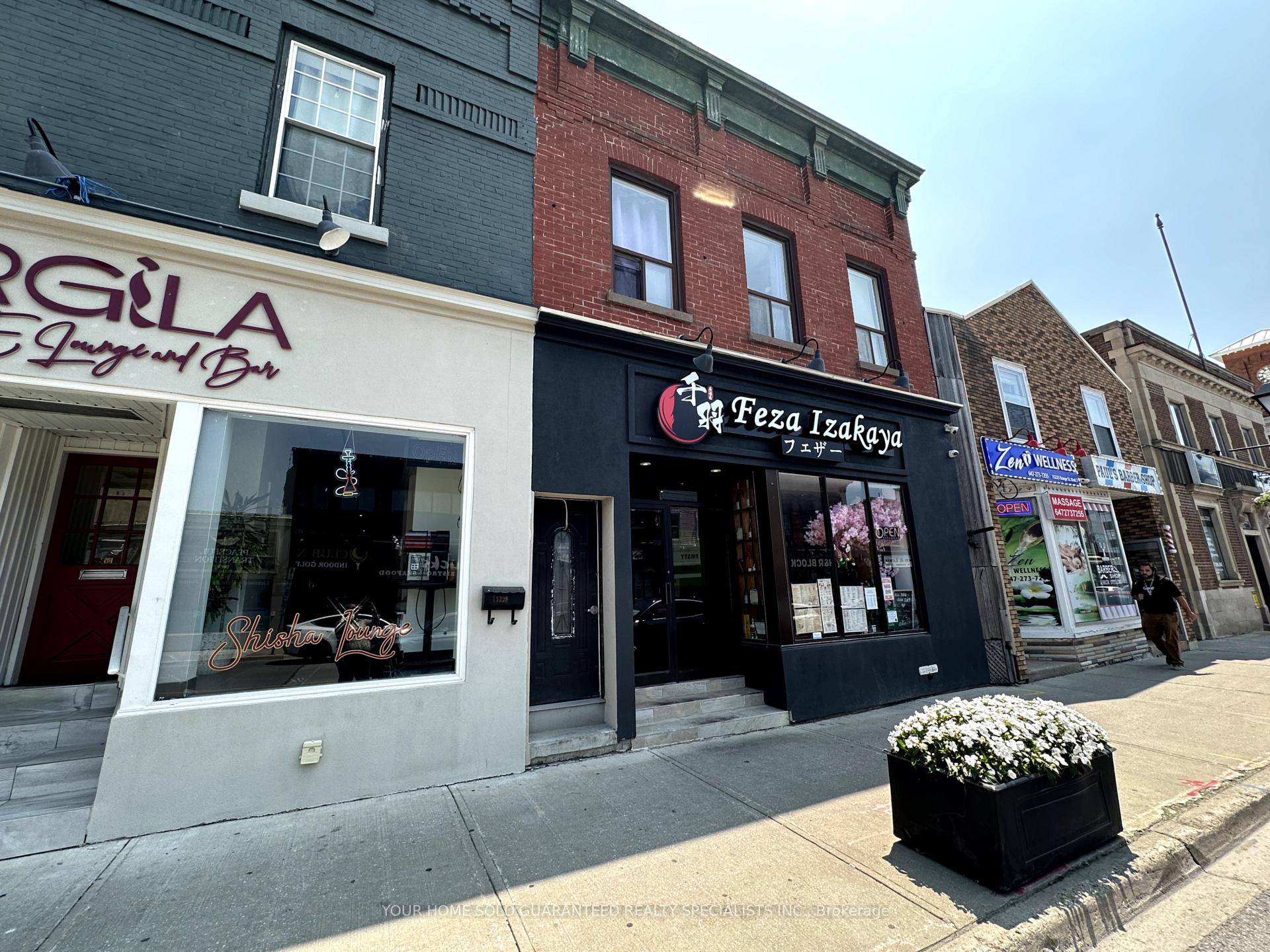 ALL INCLUSIVE ! Rare amp ; Spacious 2 Bedroom in Prime Downtown Aurora Location !