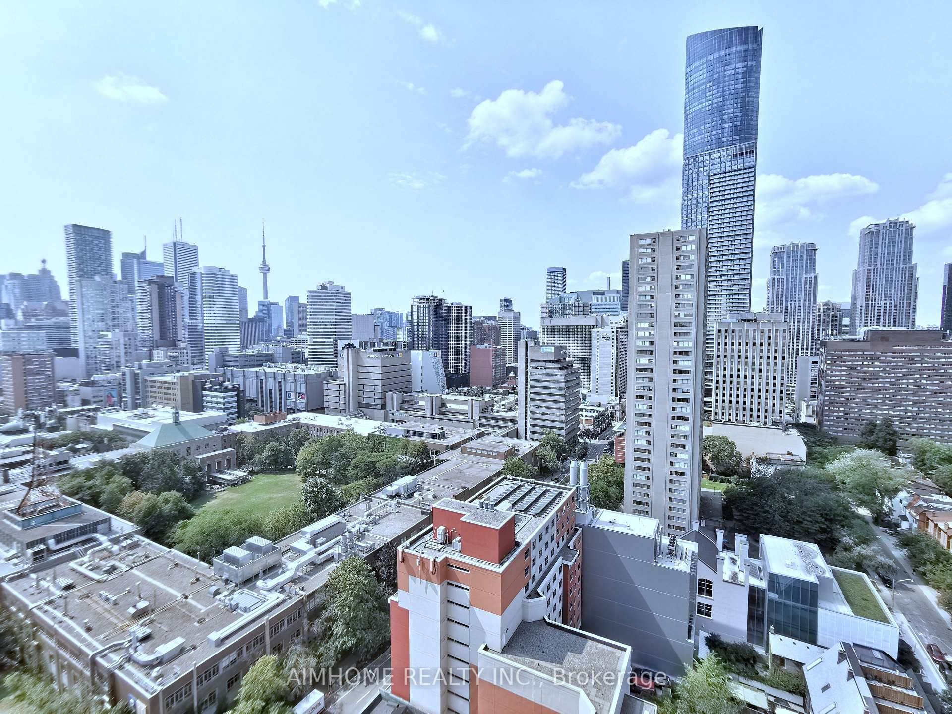Bright And Sunny Real 3 Bedroom 2 Bathroom Corner Unit With View Of Downtown.