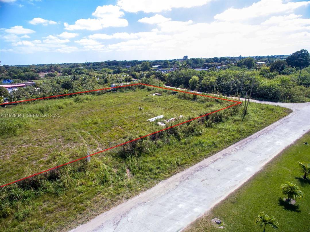 This property is ready to make your own plans and work on them, it has been cleaned and ready to use.