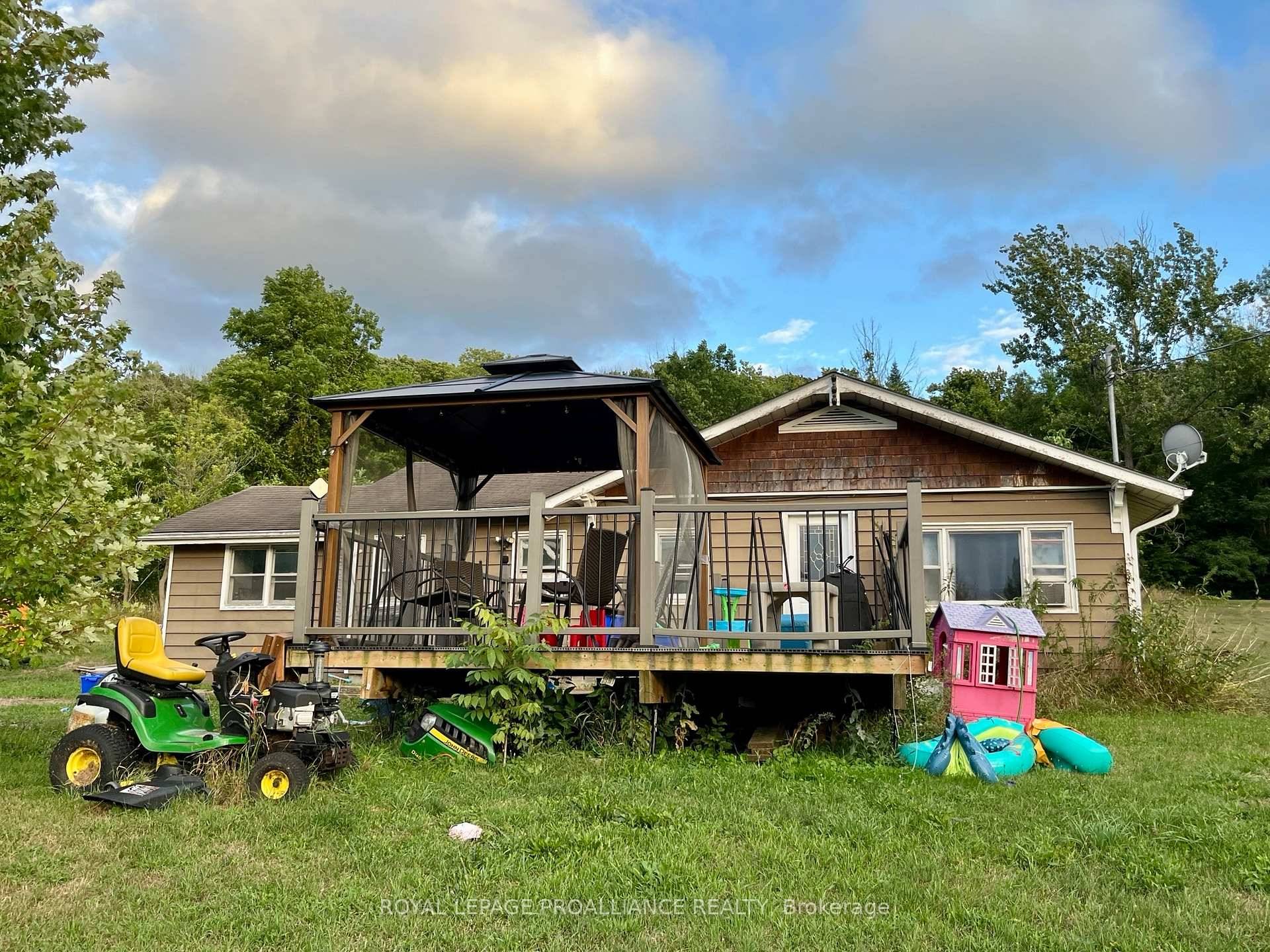 Great location on Rednersville Road in Prince Edward County !