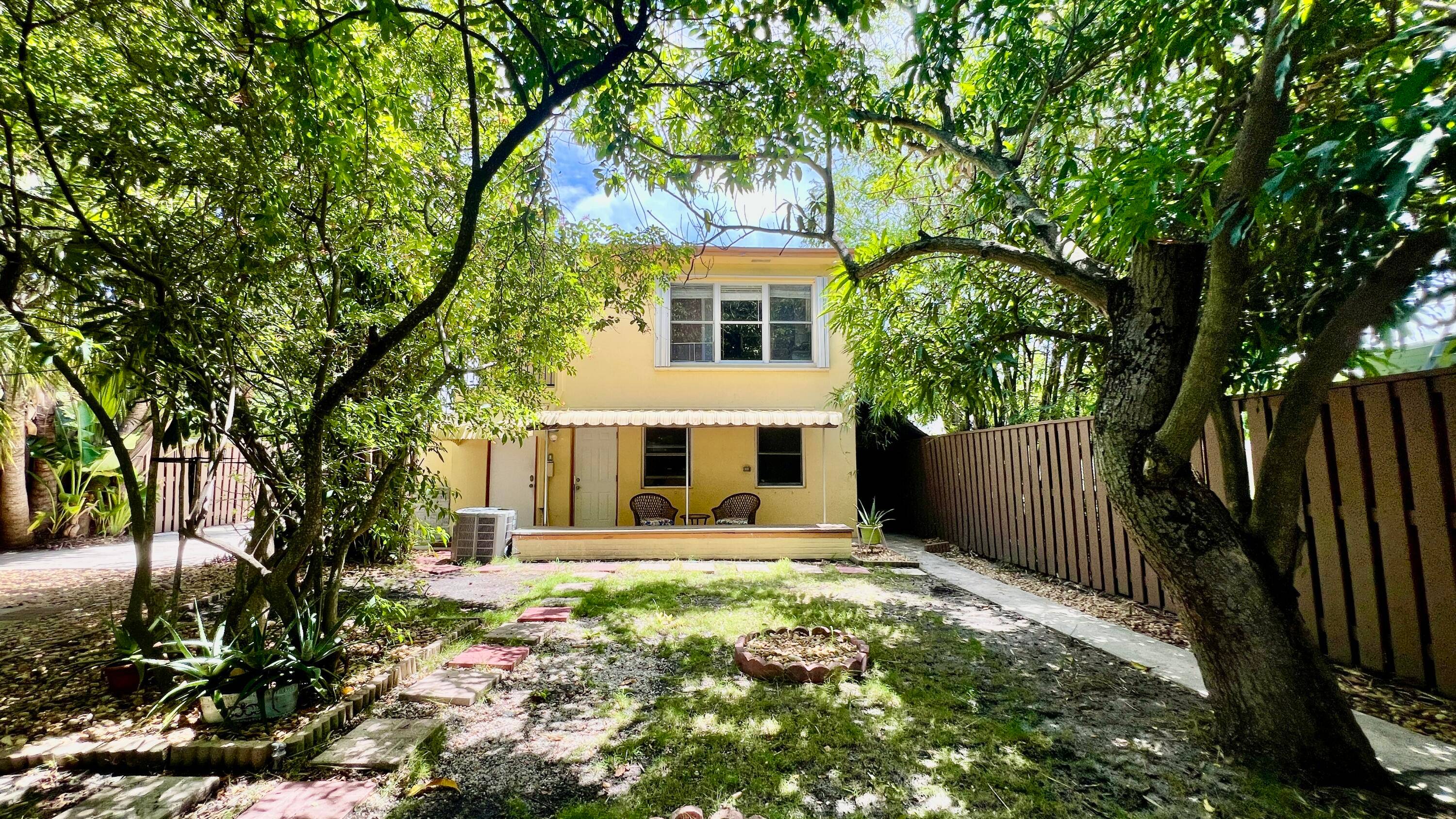 LOCATION ! Intracoastal 3 min walk, 10 min drive to Palm Beach Island home to many billionaires.
