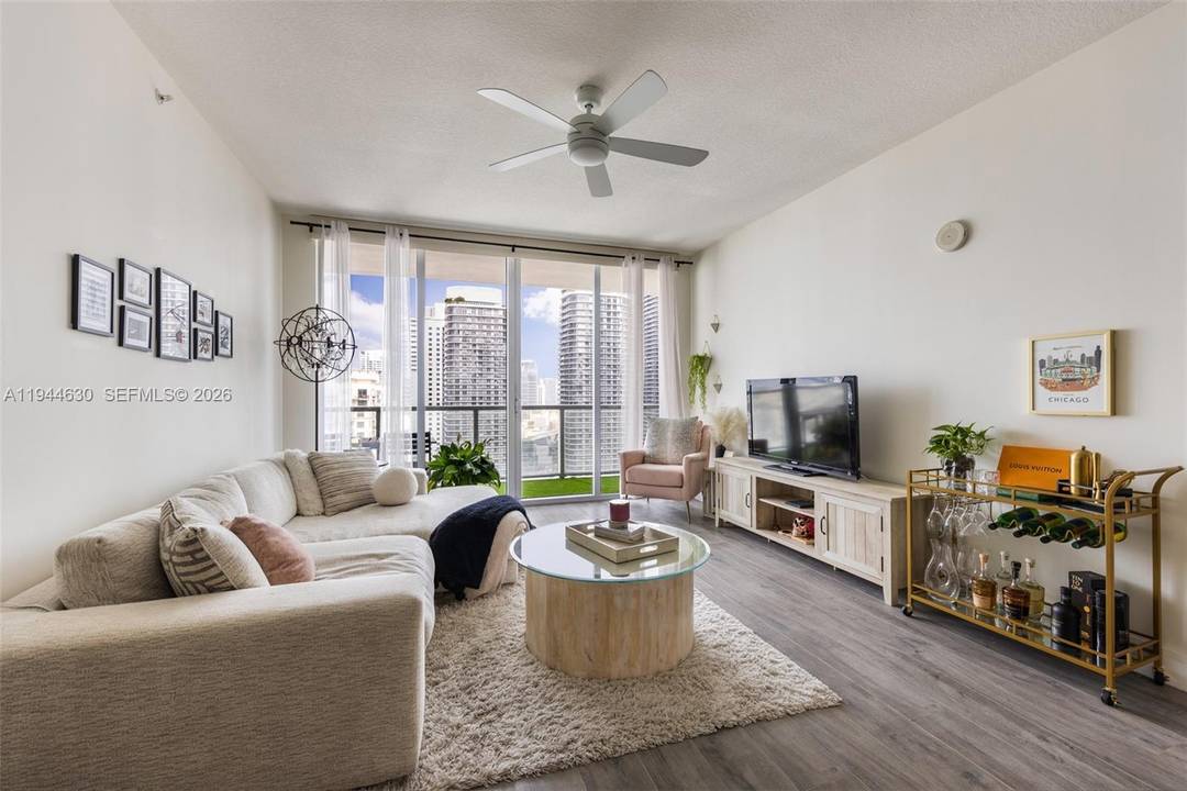 Beautiful high floor unit at the AXIS with unobstructed views of the Brickell skyline.