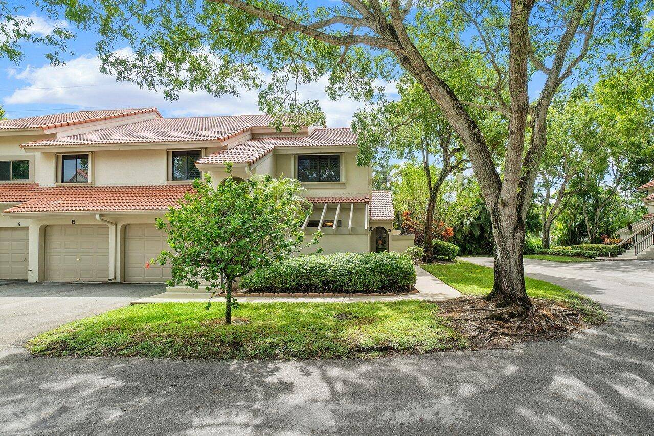 MOTIVATED SELLERS ! Charming corner unit residence perfectly located on a quiet cul de sac next to one of two heated community pools.